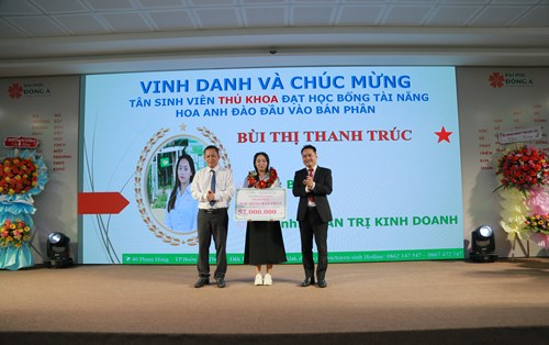 Trao học bổng cho tân sinh viên Phân hiệu Đại học Đông Á tại Đắk Lắk với tổng trị giá gần 2,5 tỷ đồng